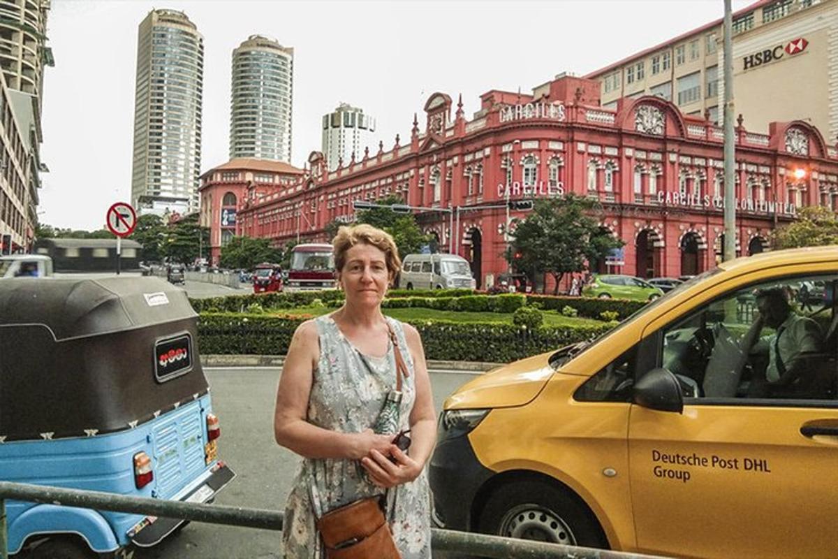 uma mulher parada na frente de um táxi amarelo