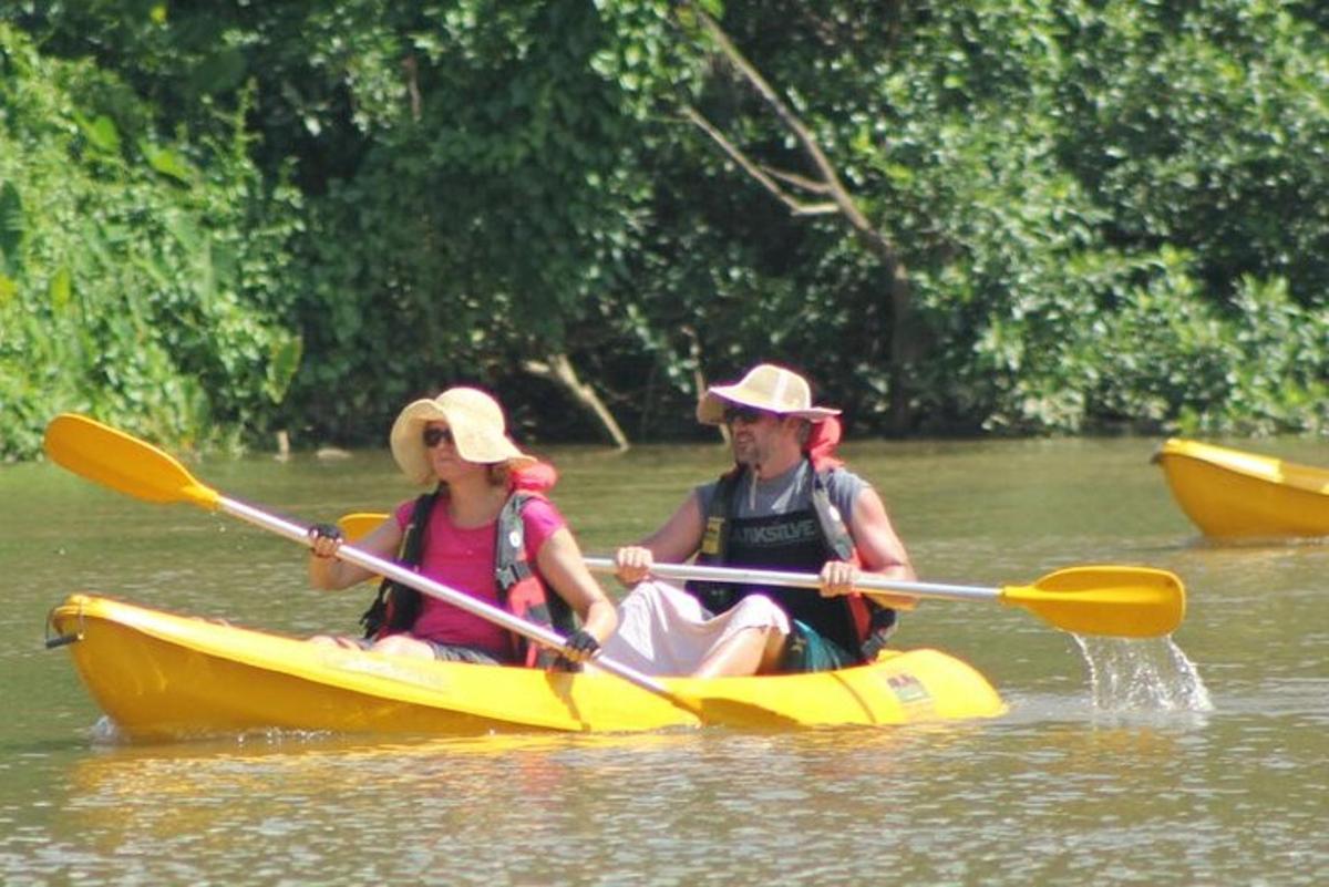 due persone in un kayak giallo in acqua