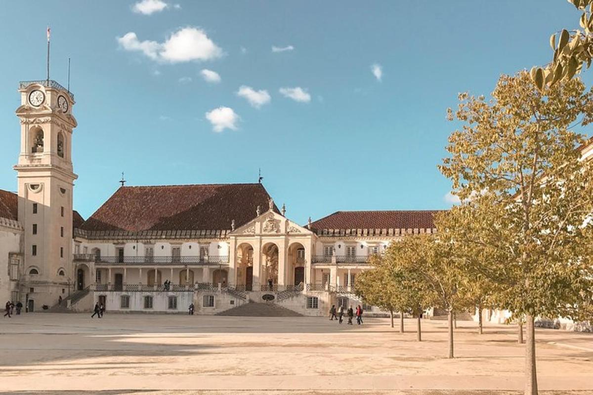 un gran edifici amb una torre del rellotge i un rellotge