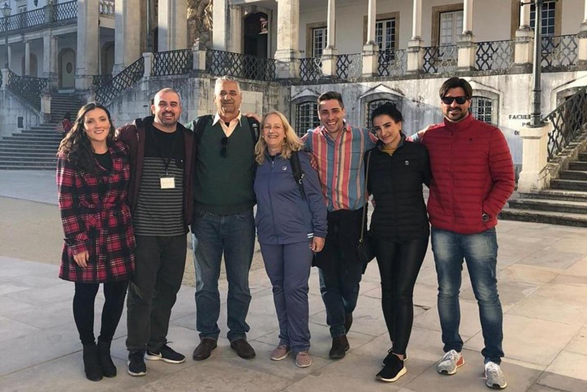 un grup de persones dempeus davant d'un edifici