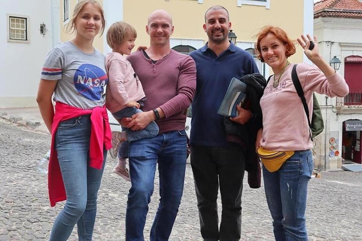 skupina lidí pózujících pro fotografii na ulici