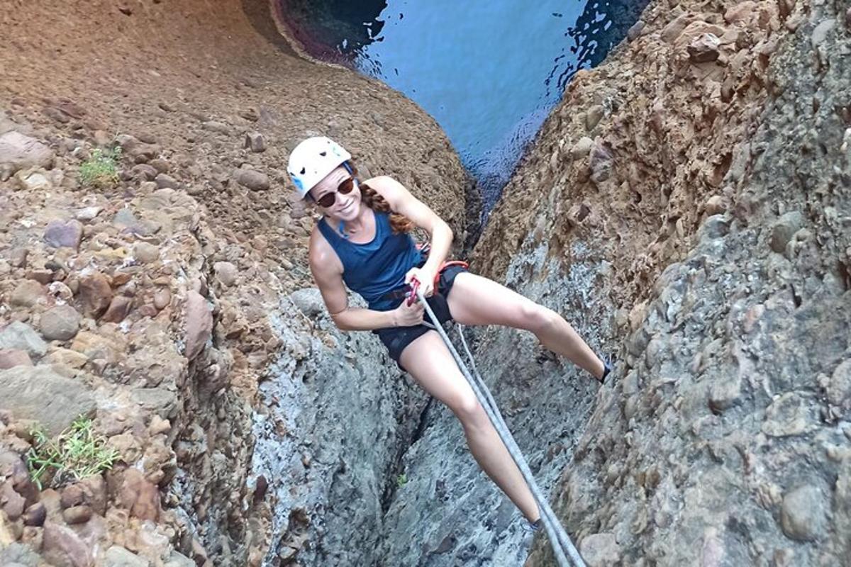 žena se penje po stijeni s užetom