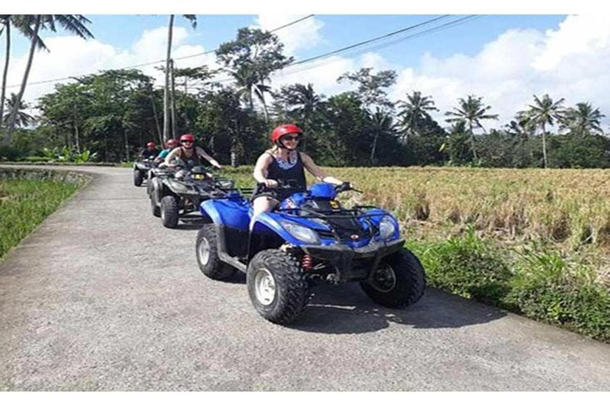 seorang wanita duduk di atas kendaraan roda empat di jalan
