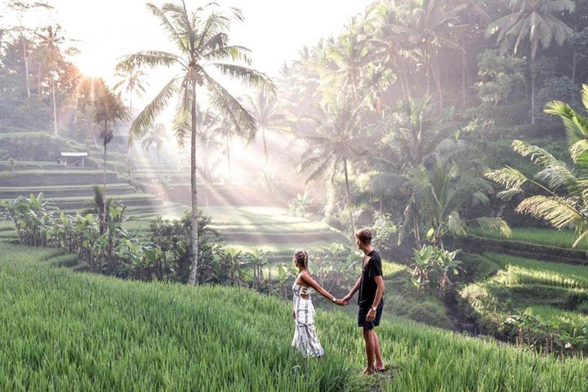 um homem e uma criança de mãos dadas em um campo