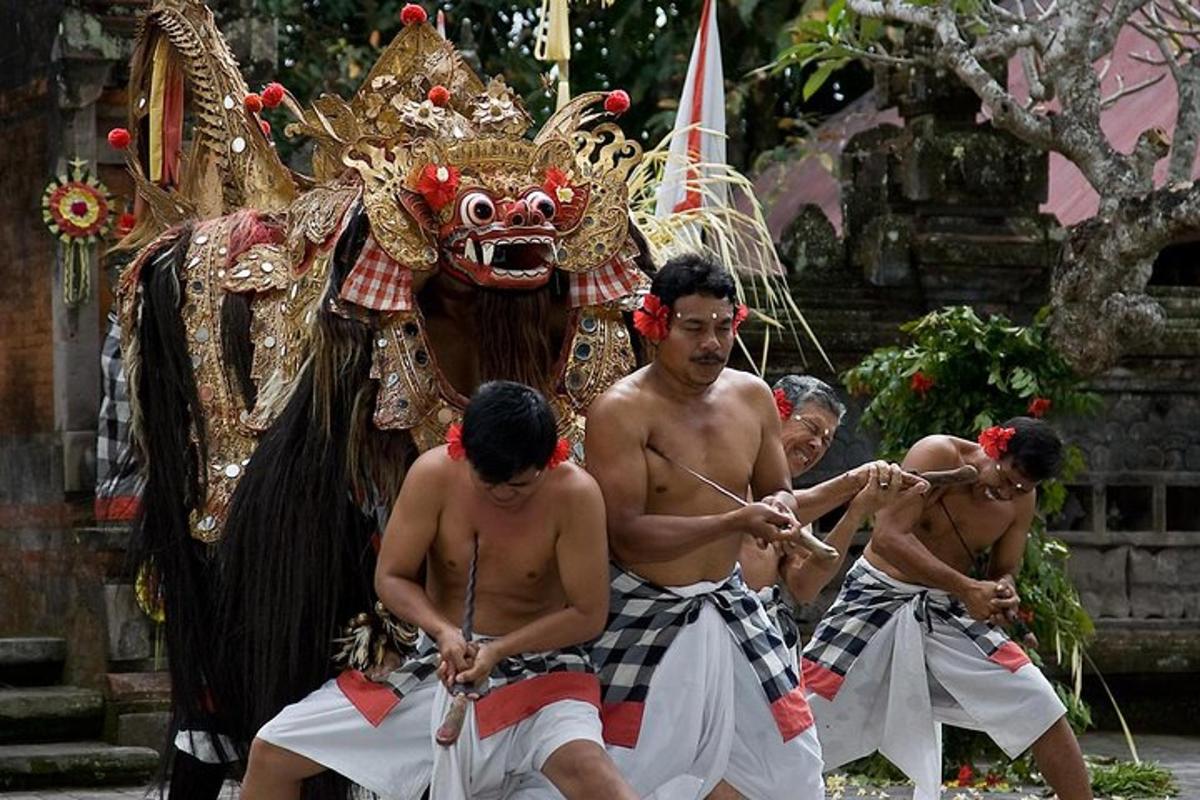um grupo de homens em frente a uma pessoa usando uma máscara