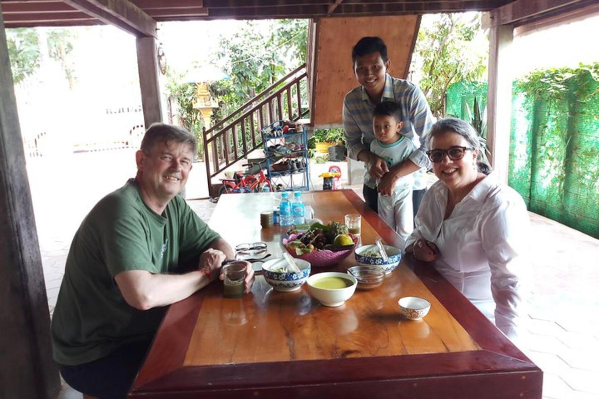un groupe de personnes assises autour d'une table en bois