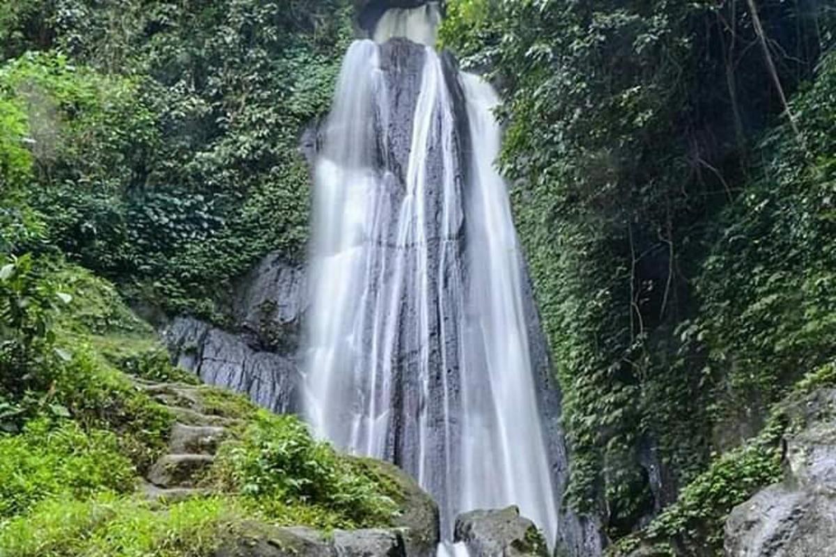 air terjun di tengah hutan