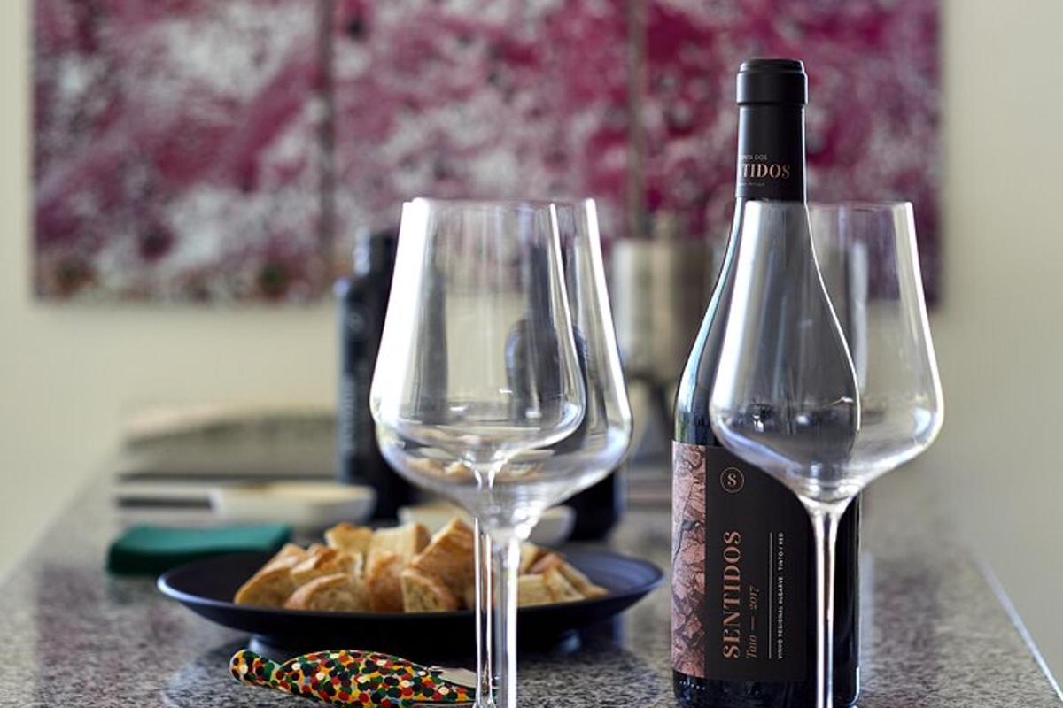 Una botella de vino y dos copas de vino en una mesa