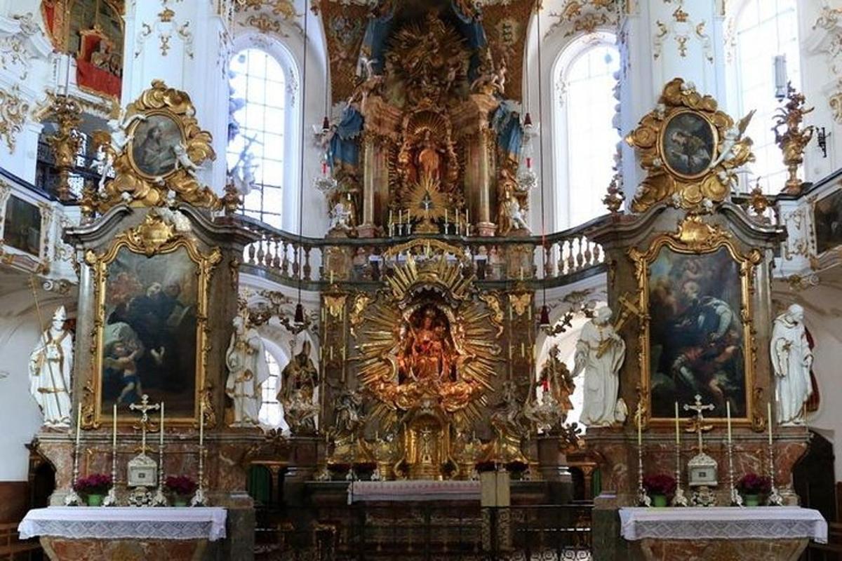 velký oltář v kostele s hodinami