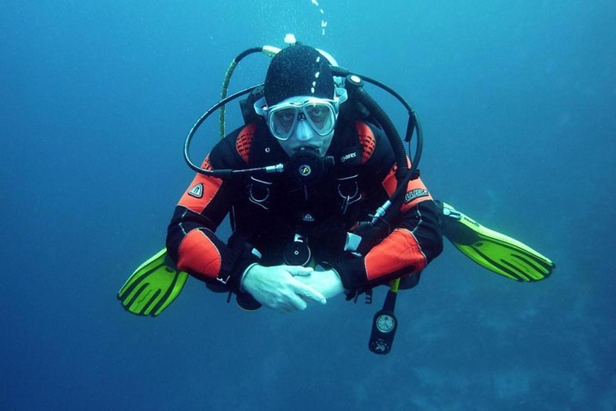 una persona con muta da sub e maschera che galleggia nell'acqua