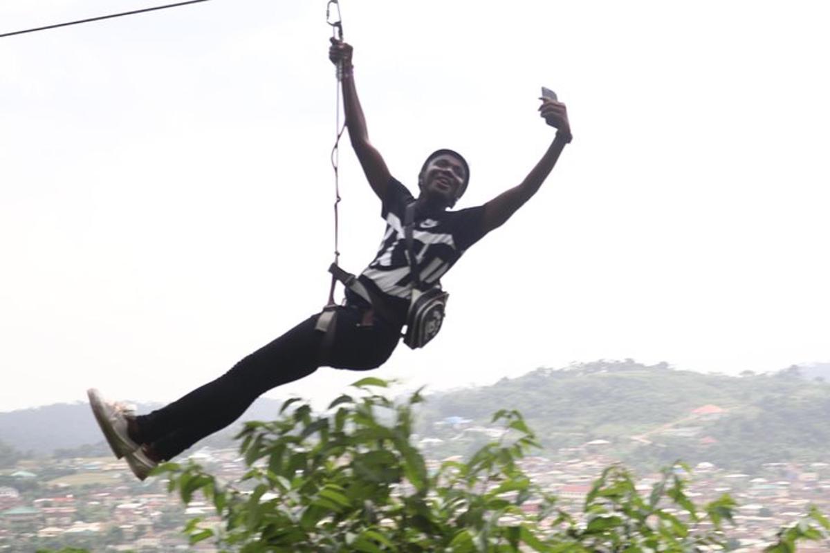 osoba visí na zipline