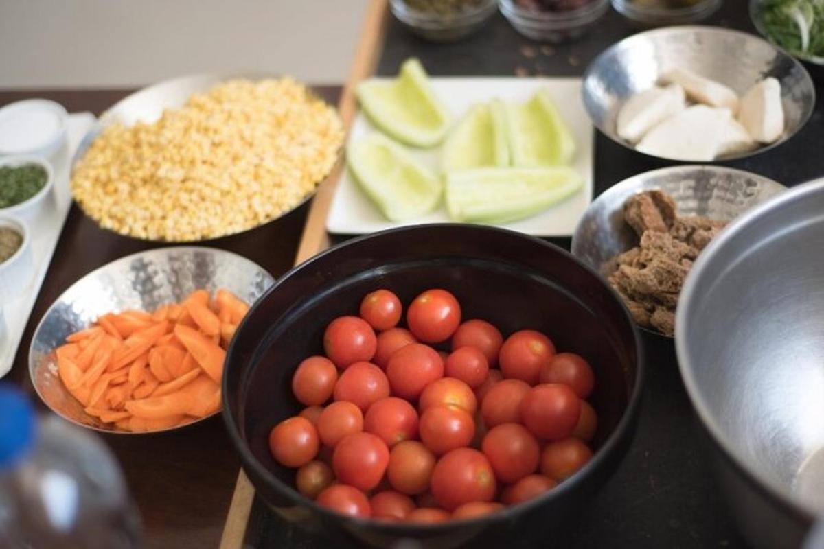 laud kausitäie tomatite ja muude köögiviljadega