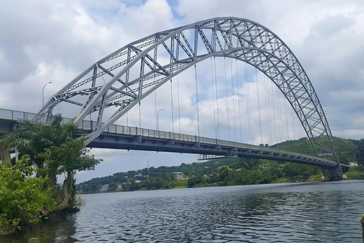 most čez vodno telo z reko