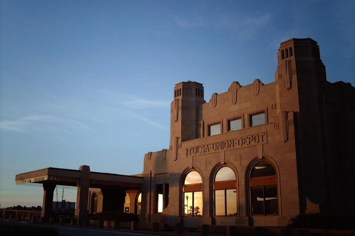 Un edificio con la universidad de la oportunidad escrita en él.