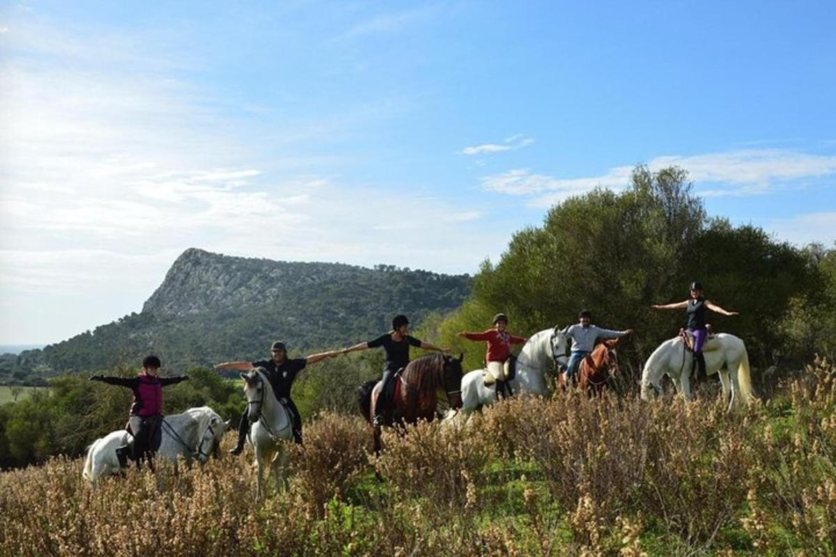 un gruppo di persone a cavallo in un campo
