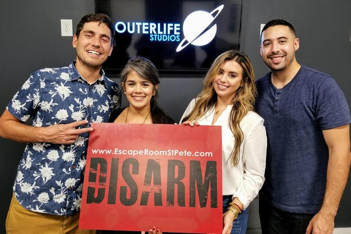 Un grupo de personas posando para una foto con un cartel.