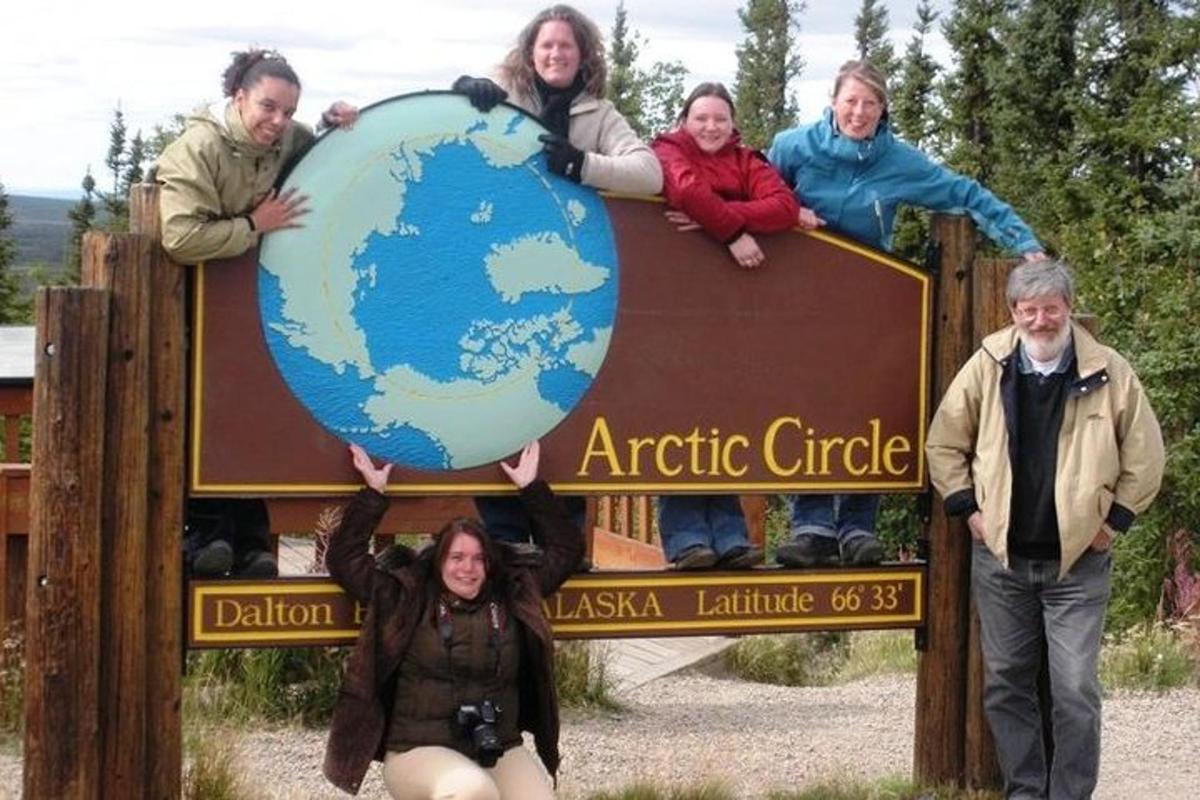 un grup de persones al voltant d'un rètol