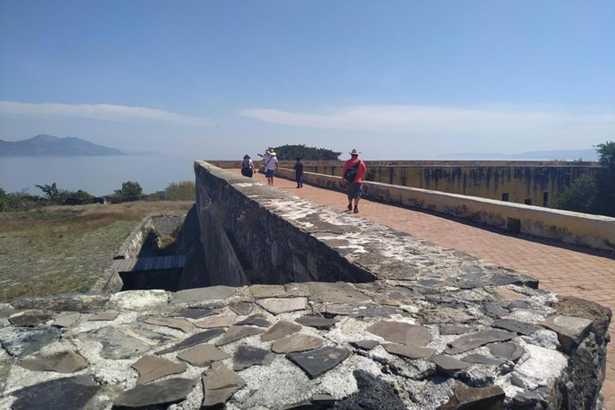 un grup de oameni care merg pe vârful unui zid