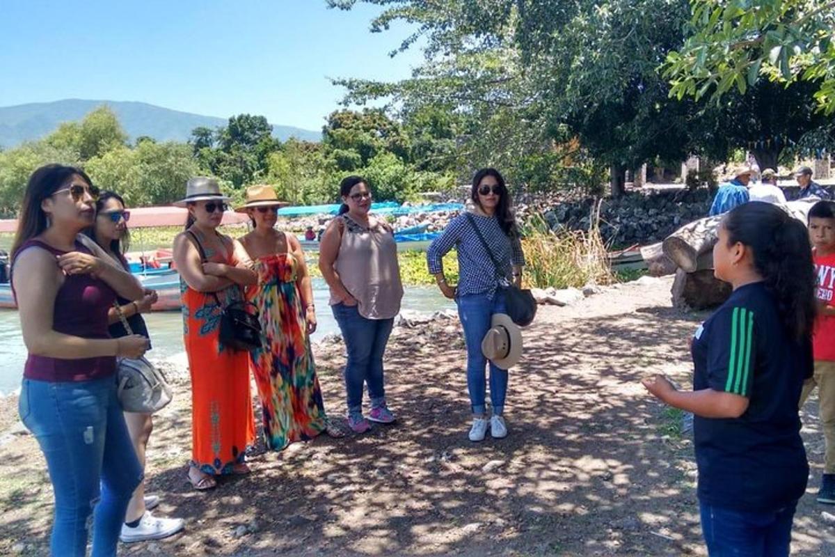 een groep vrouwen die naast het water staan
