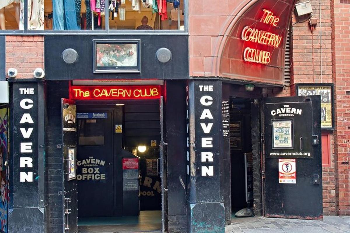 Un edificio con la entrada al club de fotografía.