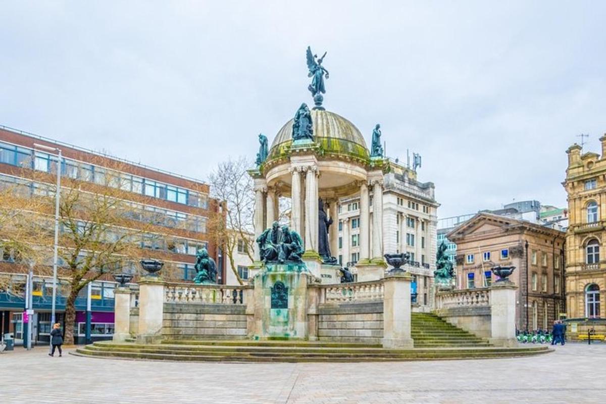 un edificio con una estatua frente a una fuente