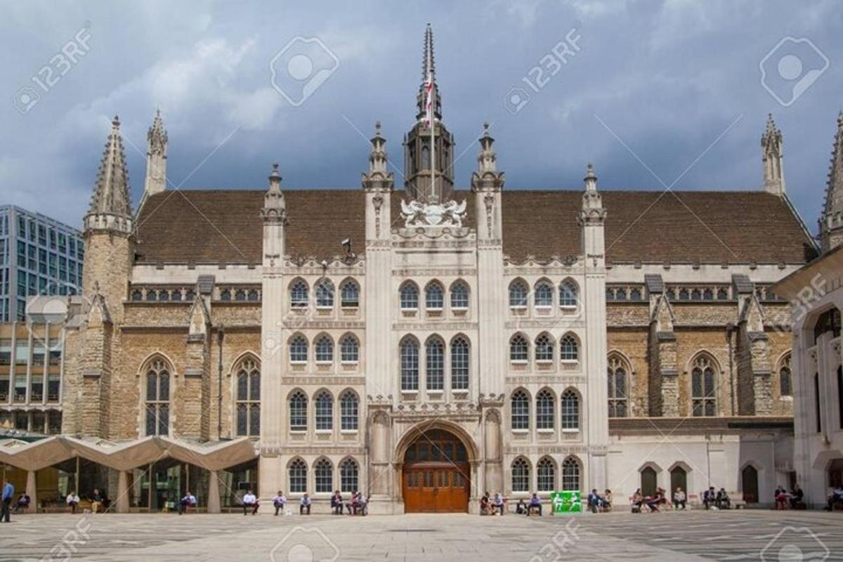 velká budova s hodinovou věží na průčelí