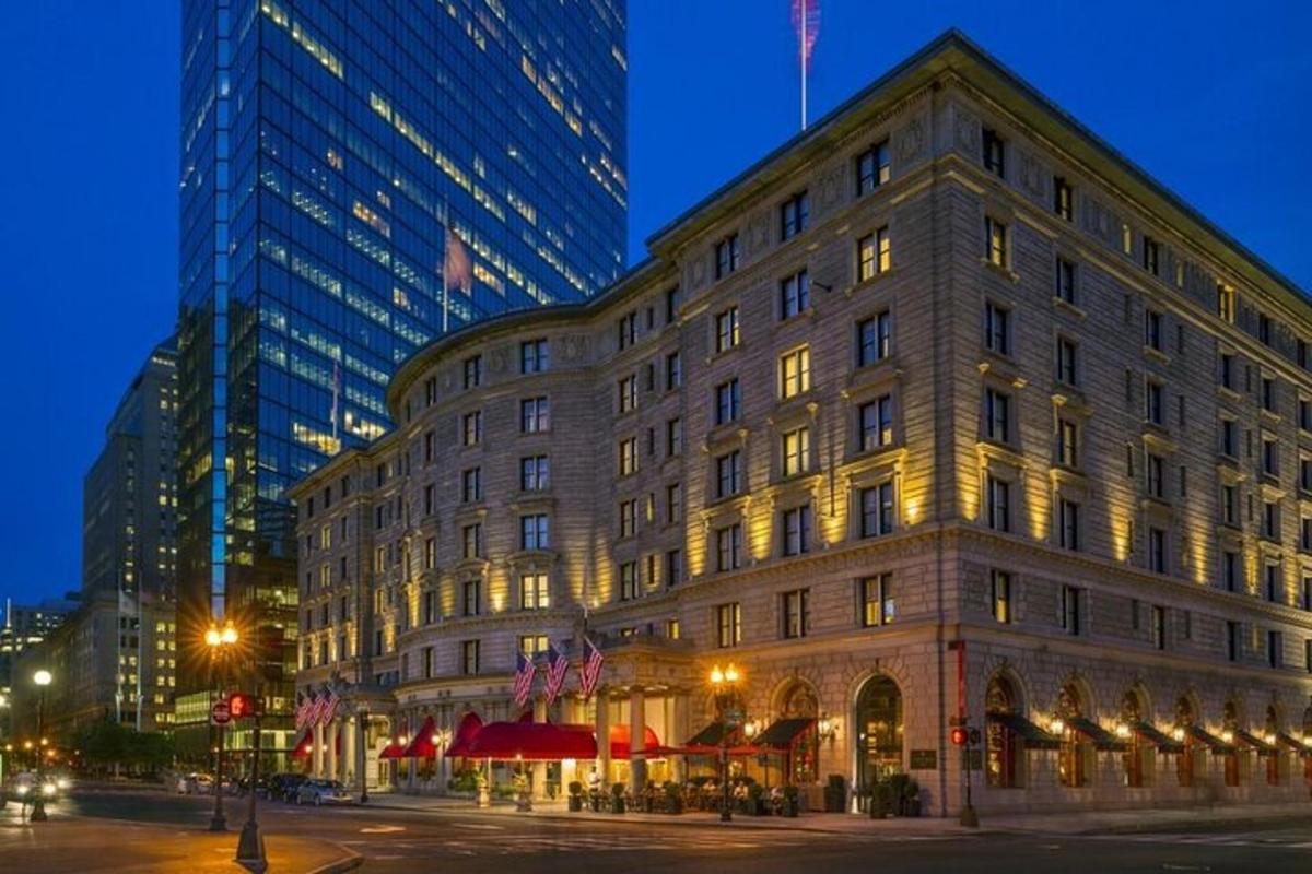 un grande edificio su una strada cittadina di notte