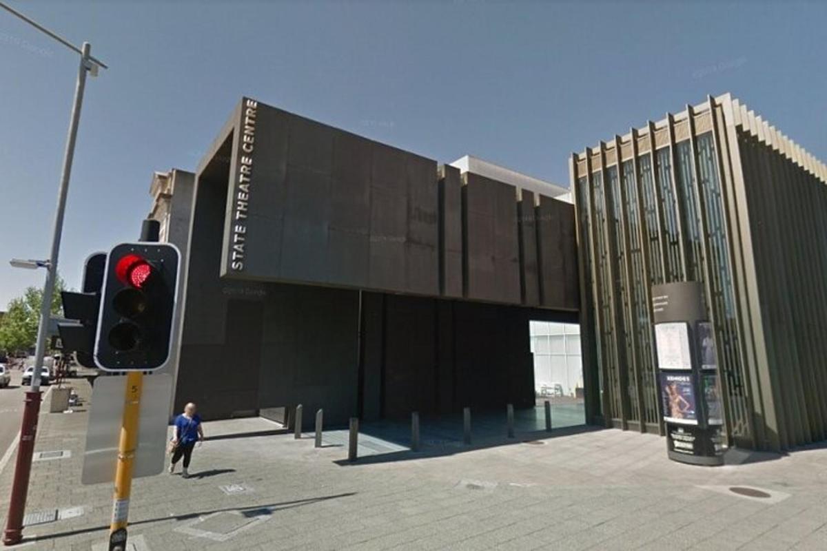 un semaforo rosso davanti a un edificio
