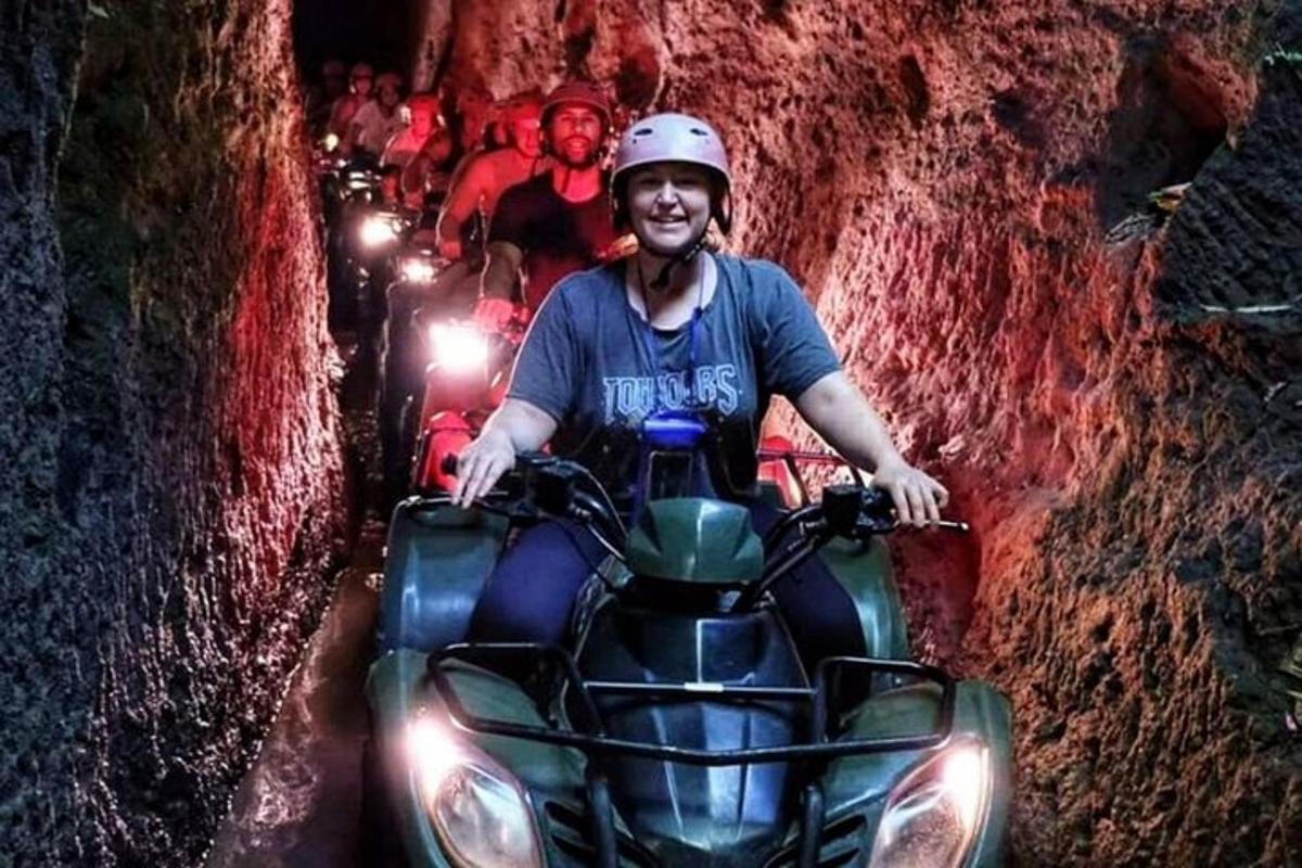 seorang lelaki menunggang basikal quad melalui sebuah gua