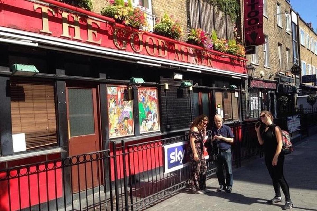 un grup de persones que estan dretes fora d'un restaurant