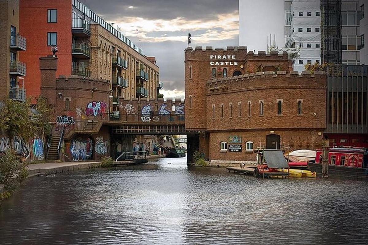un pont sobre un riu en una ciutat amb edificis