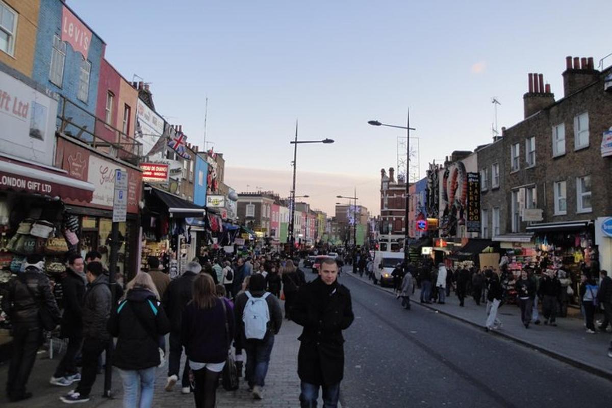 una multitud de gent caminant per un carrer concorregut de la ciutat