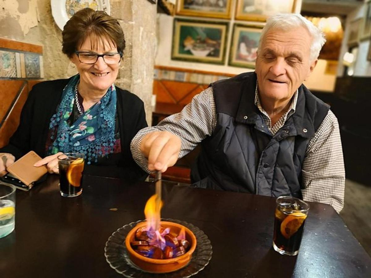 Starší muž a žena sedící u stolu s miskou ohně