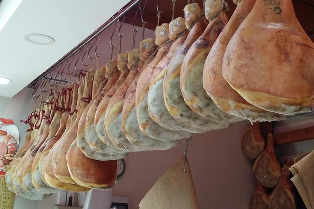 bir rafta bir sıra simit ve kruvasan