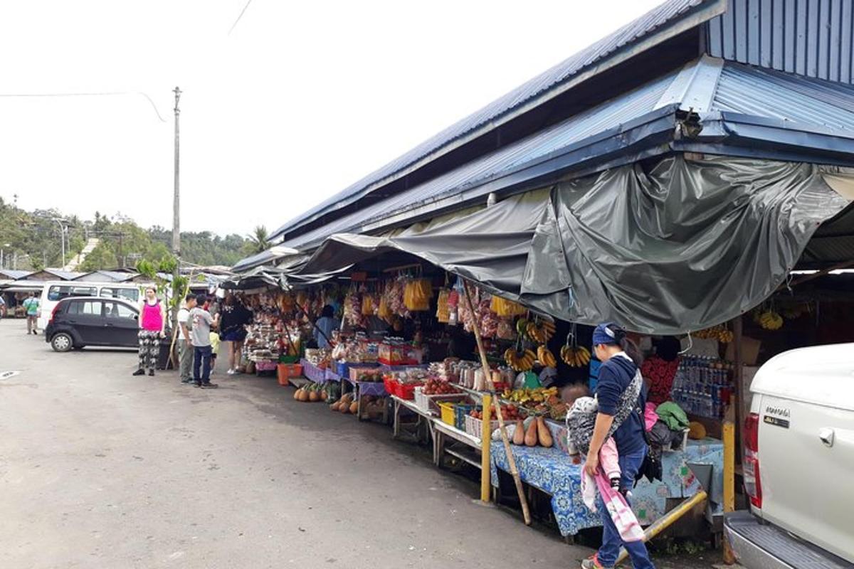 pasar dengan seseorang berdiri di hadapan sebuah kedai