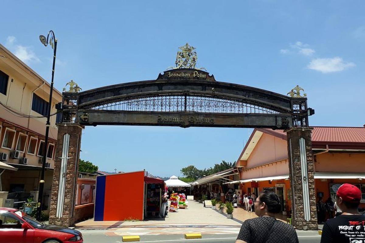 sebuah gerbang di atas jalan di sebuah bandar