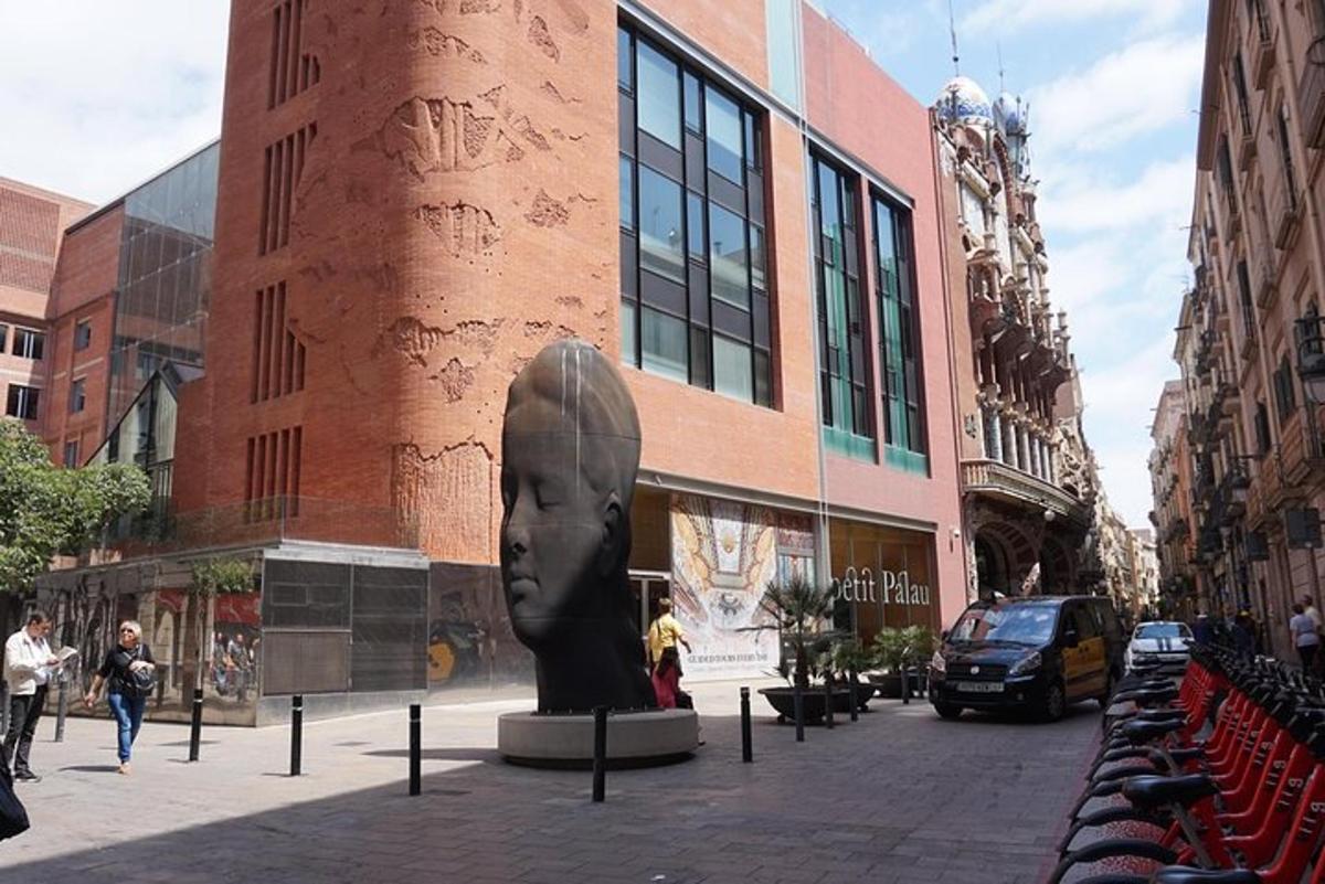 una estàtua d'una cara en un carrer d'una ciutat
