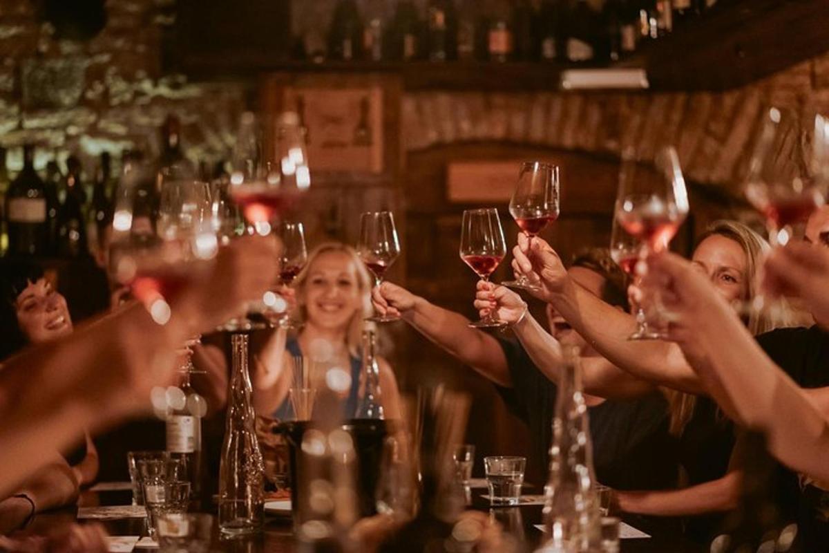 un gruppo di persone che sorreggono bicchieri di vino