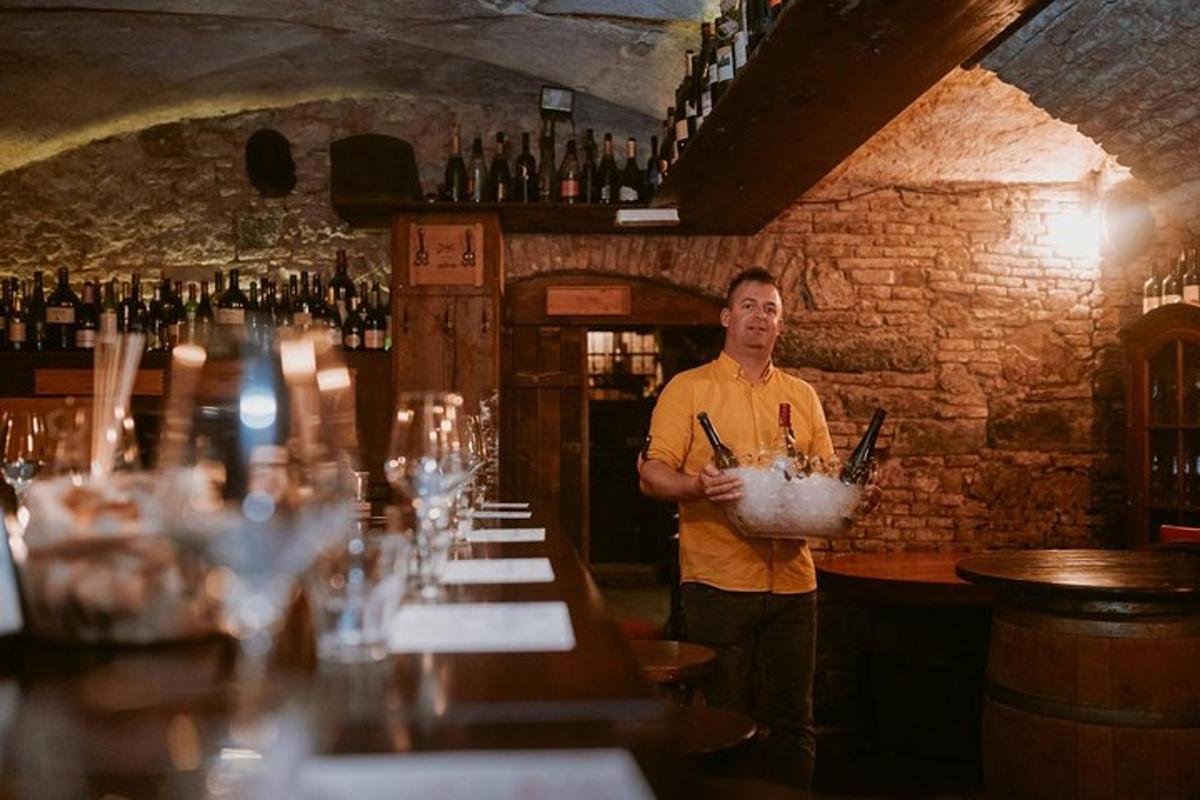 un uomo in piedi in un bar con in mano una ciotola di cibo