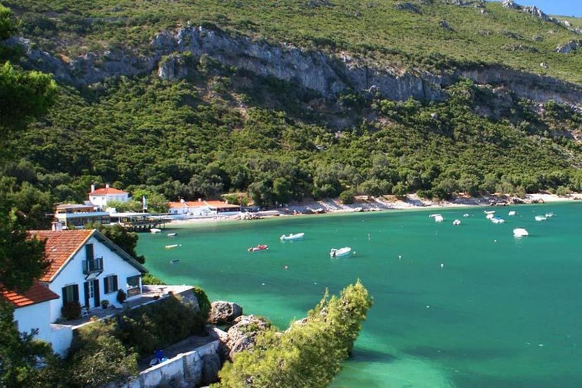 μια θέα ενός υδάτινου σώματος με βάρκες μέσα σε αυτό