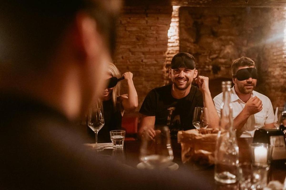 um grupo de homens sentados à mesa com taças de vinho