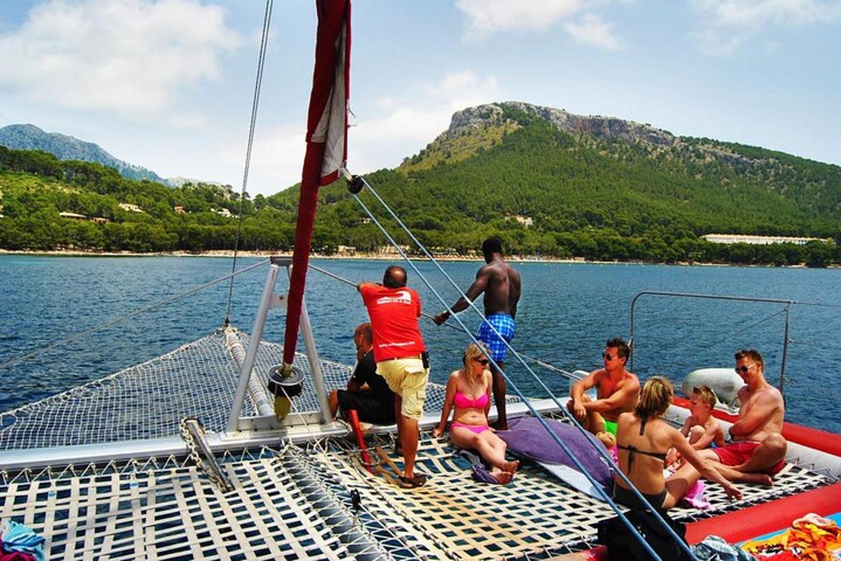 μια ομάδα ανθρώπων που κάθονται στο κατάστρωμα ενός σκάφους