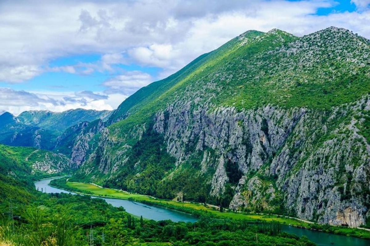 gunung dengan sungai di hadapannya
