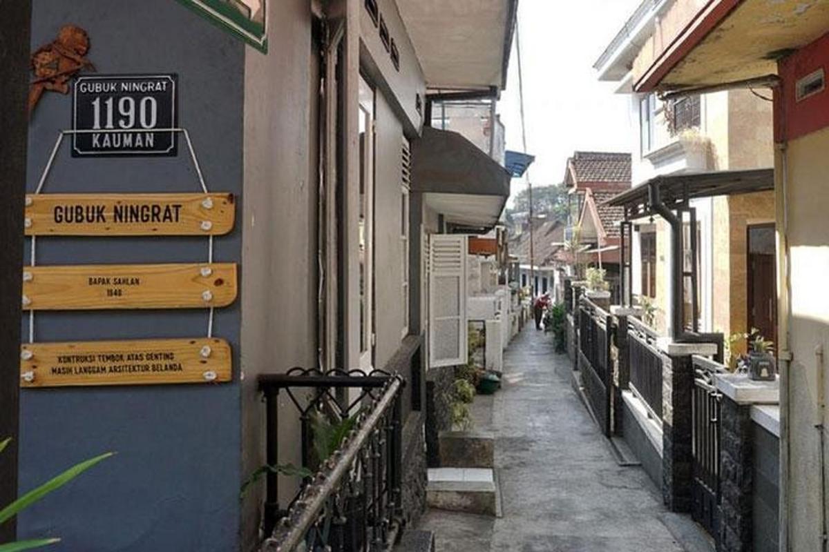 a narrow alley with a sign on the side of a building