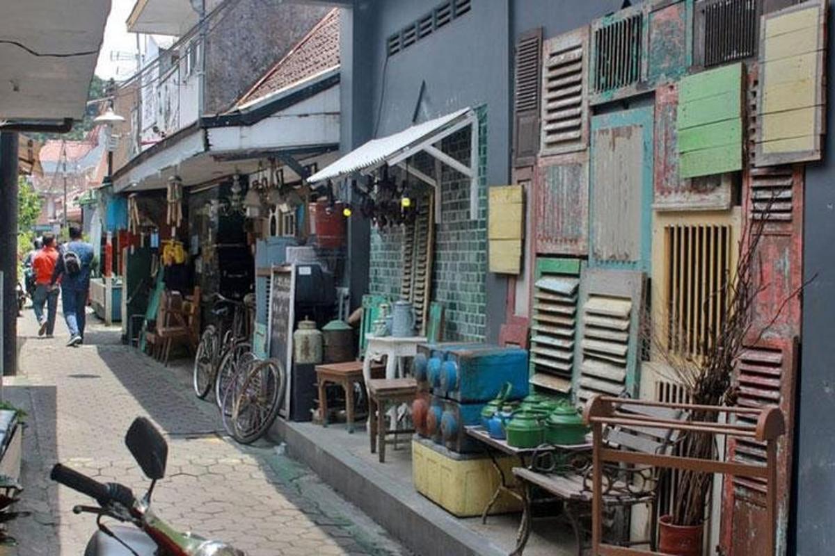 a street with a building with a bunch of shops