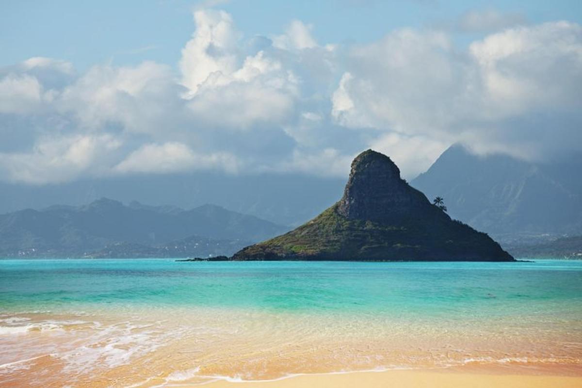 una piccola isola nell'oceano con una spiaggia