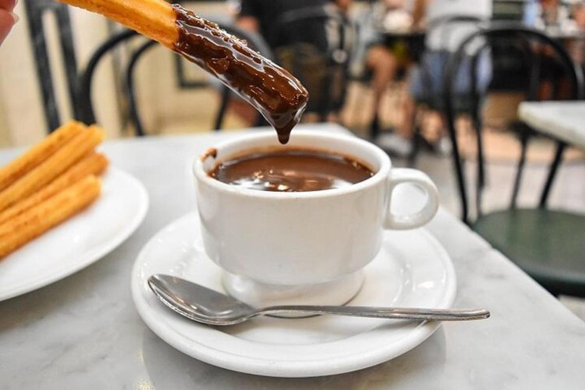 uma pessoa está despejando chocolate em uma xícara de café