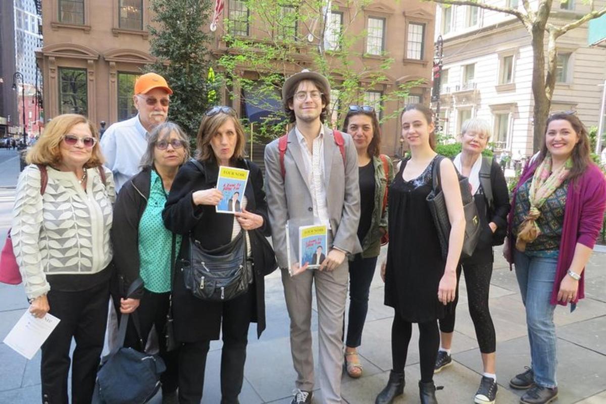 un grup de oameni care stau pe o stradă a orașului