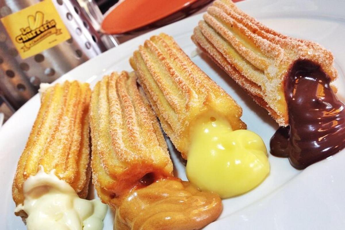um prato de comida com doces e caramelo