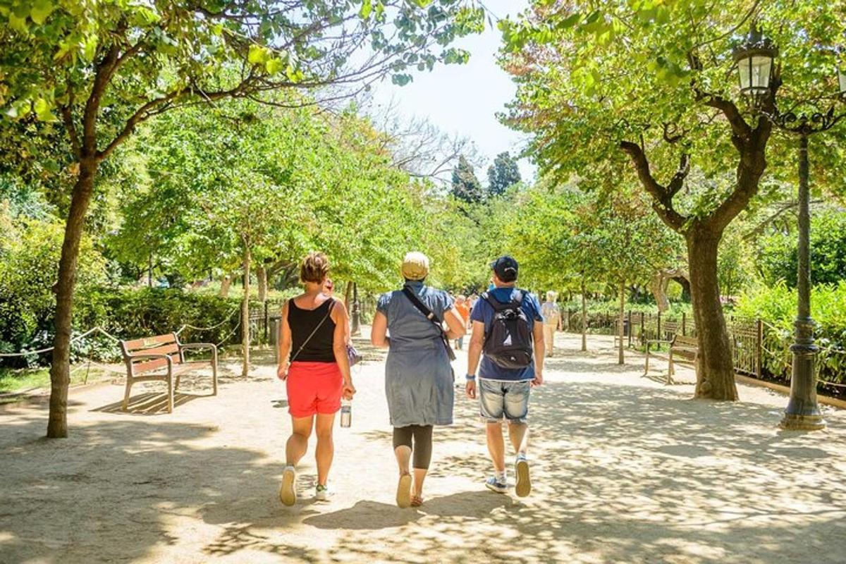 Τρία άτομα περπατούν σε ένα μονοπάτι σε ένα πάρκο
